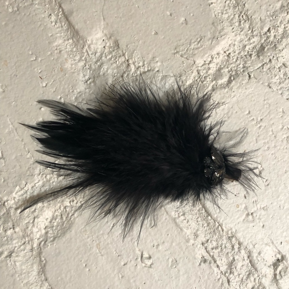 Black feather hair clip